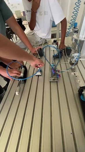 Assemble physique d'un vérin à simple effet qui est regulée par deux clapets anti retour 3)