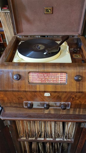 His Masters Voice 118 Valve Tube Radiogram from 1948. Dear Hearts & Gentle People