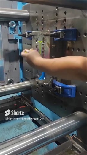 3 COLOR INJECTION MACHINE