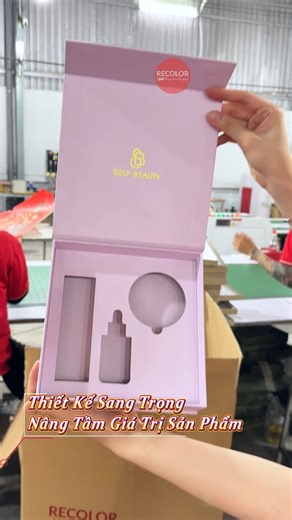 🎁 Sản xuất hộp cứng theo yêu cầu – hộp nam châm & hộp âm dương 🌸 Mỗi doanh nghiệp đều có tiêu chuẩn riêng cho bao bì, và hộp cứng chính là lựa chọn giúp nâng tầm hình ảnh sản phẩm ngay từ cái nhìn đầu tiên. 🏭 Recolor sản xuất hộp cứng theo yêu cầu, bao gồm hộp nam châm và hộp âm dương, trên dây chuyền máy móc hiện đại 📦 Kết cấu chắc chắn, đóng mở mượt mà, phù hợp cho quà tặng, mỹ phẩm, thời trang 🎨 In ấn sắc nét, hoàn thiện chỉn chu, thể hiện trọn vẹn nhận diện thương hiệu 📐 Linh hoạt về k
