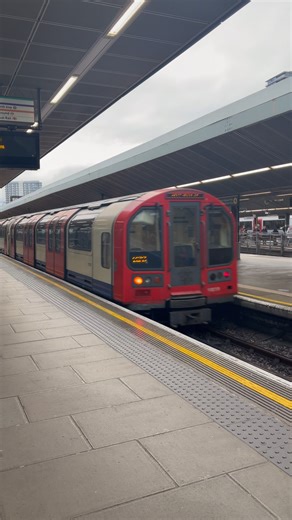 Central Line: Departing From Stratford ~ #train #trainspotting
