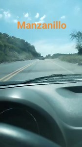 "Choca taxi contra camión" La mañana de este lunes se registró un accidente vehicular en el municipio de Manzanillo, dónde un taxi se impactó de frente contra un camión de transporte de personal. El accidente fue captado por una persona que circula algunos metros atrás del taxi. #Local #Manzanillo #Taxi | La Lealtad Noticias