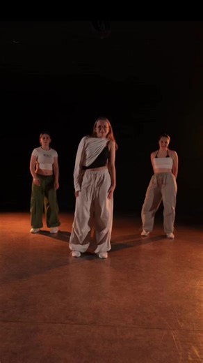 В воскресенье были на интенсиве, вот хореография с первого класса 🔥 к сожалению хореографов отметить не могу, нету их юзов , а танцуем со @светка и @ksenya._. #рекомендации