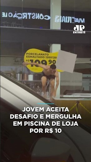 Jovem aceita desafio e mergulha em piscina de loja por R$ 10 #shorts