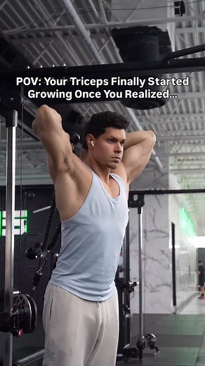 Full Tricep Workout Guide ⬇️ Do One Exercise in Front of the Body ✅ ➡️ to Target the Lateral and Medial Heads Do One Exercise Overhead ✅ ➡️ to Target the Long Head (Peak Stretch) Do One Exercise Behind the Body ✅ ➡️ to Target the Long Head (Peak Contraction) Pick one exercise from each category 💪🏼 Lateral and Medial Heads: ▪️Rope Pushdown ▪️Smith Machine JM Press Long Head (Peak Stretch): ▪️Overhead Rope Extension ▪️Single Arm Overhead Dumbbell Extension Long Head (Peak Contraction): ▪️Upright