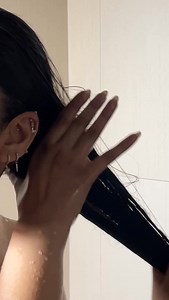 Reverse hair washing routine ✨ conditioning before shampoo, it literally makes my hair unbelievably smooth! Try this hack and let me know 🥰 #hair #hairwash #haircare #smoothhair #shinyhair | Makeupbysambam