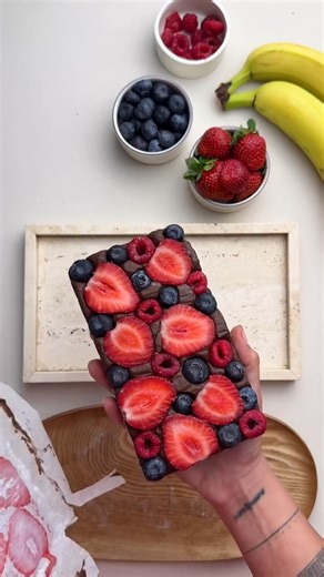 Planet of Flavors on Instagram: "Flourless, Sugarless & No-Bake Brownie! ♥️ In my opinion, one of the best-looking and healthiest recipes..🍓🍫🫠 Ingredients - 2 bananas - 1 tbsp cocoa - 4 tbsp melted unsweetened dark chocolate (you can always increase the amount..) - Strawberries, raspberries, and blueberries for topping Instructions: As shown in the video... Place the fruit at the bottom of a baking dish lined with parchment paper, then add the mixture that you blended in a food processor. Fre