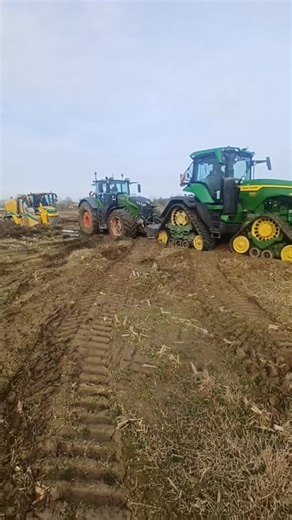 Tractor fails on Instagram: "A lot of horsepower but no movement.. 🚜💪😅 TT by trattoristi_improvvisati #johndeere #fendt #tractorfails #farmlife #agriculture"
