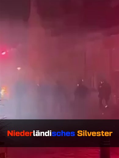 In der Niederlande werden Beamte von Feuerwerk beschossen #filmpartner24 #aktuell #news #fyp #foryou #foryoupage #niederlande #silvester #feuerwerk