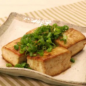 もっちりジューシー♪ 和風豆腐ステーキのレシピ動画・作り方 | デリッシュキッチン