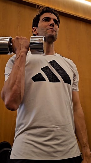 Kaká on Instagram: "Sextou 💪😉! Treino ✅"