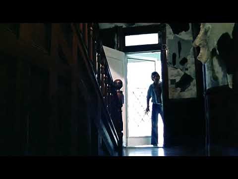 Leatherface Slams The Door (Kirk Death) - The Texas Chainsaw Massacre (HD)