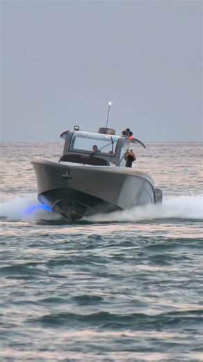 Midnight Express 52' Vitesse. Looking for your perfect Yacht? Visit YachtWay.com — the world’s most modern yacht listing platform. Explore select yachts in full 3D, as if you were onboard! Your Yacht. Your Way. YachtWay 📷: YachtWay Hub | YachtWay HUB