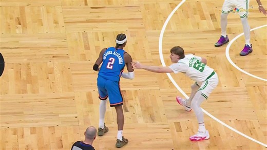 Shai sorprendido que no cobraron la falta defensiva a Baylor Scheierman al Gilgeous-Alexander enganchar el brazo de su rival.