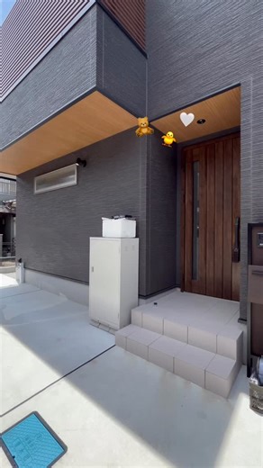 シーキューブ｜大阪 八尾｜新築・注文住宅・リノベーション | 暮らしが広がる住まい🌿 1階には寝室・ご主人の書斎・WICをまとめた、落ち着きのある空間 玄関↔︎寝室↔︎WICがつながる、無駄のない回遊動線 2階をリビングにすることで明るく開放的な空間に✨ LDKの一角に設けた、小上がりの畳スペースがポイント #工務店がつくる... | Instagram