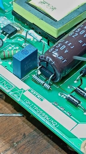 Don't forget empty capacitor #component #pcb #replacement | Toni Sulistyo
