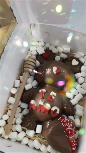 Fundación Nuestra Señora de la Esperanza on Instagram: "Curso Presencial de Chocolatería Artesanal ¿Te apasiona el mundo del chocolate? ¡Esta es tu oportunidad para aprender a crear delicias irresistibles desde cero! En este curso 100% práctico aprenderás a trabajar el chocolate como un profesional: 🍫 Temperado y tipos de chocolate 🍫 Bombones y trufas artesanales 🍫 Tabletas, rellenos y decoraciones 🍫Bombones de chocolate temperado del chocolate 🍫Fresas con chocolate 🍫Chocobombas 📍 Modalid