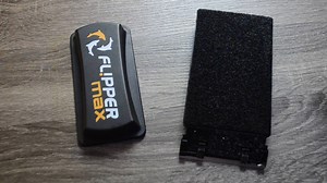 In Today's video, we take a look at the Flipper Max algae scraper which is available at Premium Aquatics. Flipper algae scrapers: https://goo.gl/qHbr7s Flipper Max is made with some of the strongest rare earth magnets available, allowing it to clean glass and acrylic tanks up to 1" (24mm) in thickness. Its unique design almost completely eliminates the possibility of trapping sand particles! With an ultra-low profile and the only dual scrubber/scraper design on the market, it is a major time-sav