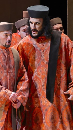 Il suo sguardo cupo e accigliato quando ti fissa dal suo metro e novanta di altezza incute autentico timore. Oggi conosciamo un altro giovane protagonista de I DUE FOSCARI di Giuseppe Verdi, Antonio Di Matteo che interpreta il ruolo del nobile veneziano spietato e senza scrupoli Jacopo Loredano, amorale e ambizioso personaggio che manipola i potenti per annientare i propri nemici, uno dei cattivi per eccellenza dell’opera lirica. Ancora due recite per ascoltare questa imponente opera: Questa ser