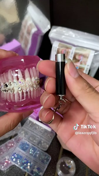 Tooth gems ✨🦷💎#toothgem #diamond #foryoupage #whitediamond #grillz #fashion #toothgems #tiktok