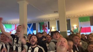 Fans go wild at the Northumberland Arms in the capital after Isak scores Toon's second 🖤🤍 https://www.chroniclelive.co.uk/sport/football/football-news/newcastle-united-wembley-live-carabao-31205423 | Newcastle Chronicle