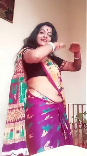 Sizzling Hot Bhabhi's CHUBBY BELLY Navel dance in saree#naveldance#Navel#deepnavel#YOUTUBESHORTS