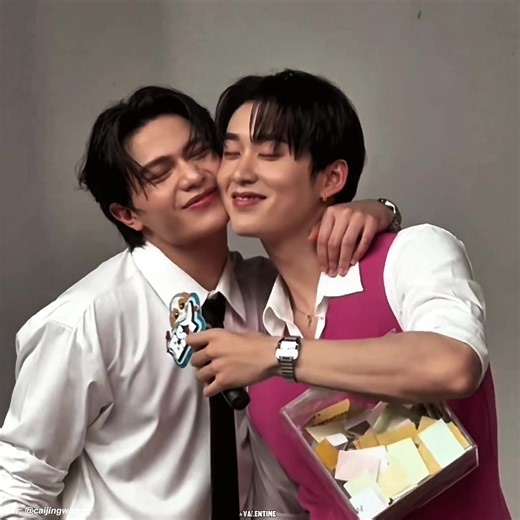 COMPLIATION OF WILLIAMEST DOING CHEEKIES 😳🤏🏻 (because we all need it) There is a lot to unpack here: -how Est knows how much William loves to do cheekies that he tells him “don’t read it just do it” -how William does it so fast after hearing “do it” (the boy didn’t even wait a second) -how Est’s eyes closed before even touch William -both close their eyes when they were touching and melt - If you pay attention, you can see how William was separating and Est was reaching for more #EVEANDBOYXWI