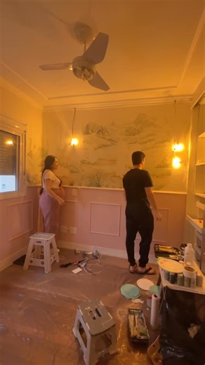 Di Coração | Ligia Ramos on Instagram: "Quando eu digo que eu e Gui sonhávamos em ser papais, era sobre isso aqui 🥹🥹 Em 2023, em uma das madrugadas em que trabalhávamos, eu e Gui sentamos para fazer um lanchinho, e esse vídeo surgiu. Era um desabafo delicado, para nos motivar a não parar, não desistir, e cumprir com a 3° madrugada consecutiva de trabalho em um teto. Eliza, e todos os irmãozinhos que vierem pela frente já são MUITO AMADOS!!!! 💕💕💕 #dicoracao #maternidade #mae #pai #arte"