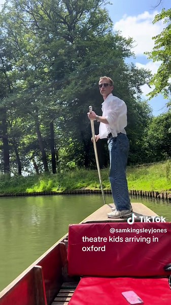 Theatre Kids Arriving in Oxford for Phantom of the Opera