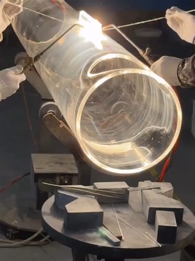 Ini adalah proses pengelasan kaca kuarsa atau quartz glass welding. Berbeda dari pengelasan pada umumnya, proses ini menggunakan api bersuhu sangat tinggi untuk menyatukan kaca tanpa lem atau logam. Kaca kuarsa sendiri banyak digunakan di industri laboratorium, semikonduktor, dan peralatan optik karena tahan panas ekstrem dan bahan kimia. Prosesnya terlihat sederhana, tapi butuh alat khusus dan keahlian tinggi. #faktaunik #tech #fyp #technology #viralvideo