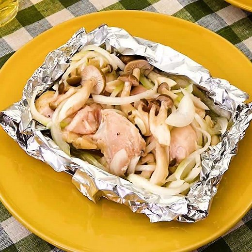 簡単に作れる！ 鶏肉としめじのフライパンホイル焼きのレシピ動画・作り方 | デリッシュキッチン