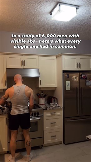 Kyle Lawrence | Online Fitness Coach on Instagram: "📊 What 6,000 men with year-round visible abs actually did differently 👇 1️⃣ They didn’t chase shredded-to-the-bone leanness. Most sat around 10–14% body fat — lean enough to stay sharp, but not so lean they tanked strength, libido, or lifestyle. 2️⃣ They trained abs with intention, not obsession. Rollouts, cable crunches, hanging leg raises. 2–3 solid sessions/week with progressive overload — not daily burnout routines. 3️⃣ They lifted heavy,