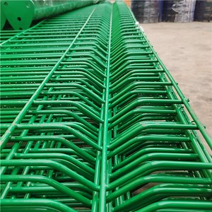 [Hot Item] Yq Triangular Bending 3D Curved Welded Wire Mesh Fencing