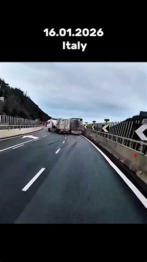 Asleep at the wheel? 💤🚛 unknownartist #truckdriver #lkw #camion #bigrig #hgv #lorry #driver #fahrer