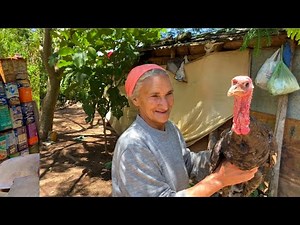 ELA VIVE NA SUA CASA DE LATA SEM ENERGIA E SEM ÁGUA
