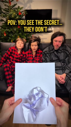 POV: you see the secret… they only see the magic 😂📄 Hashtags (TT, 5): #papertrick #reaction #magictrick #familycontent #fyp