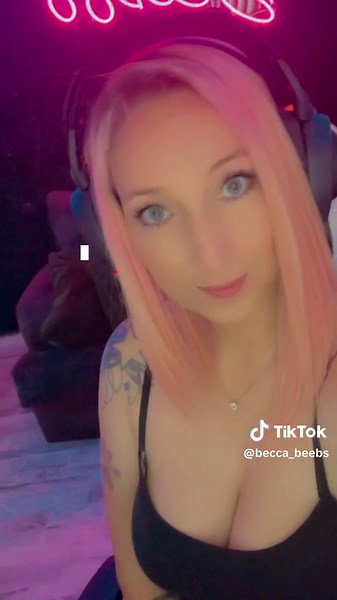 Hi 😉 say it back!! #gamer #gamergirl #pc #pcgaming