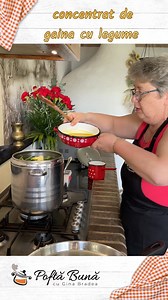 Am avut un cocosel grasan, urias, primit de la cumatrul nostru Marius Chirila, din piept am facut ardei umpluti (o bunatate, va las reteta dedesubt), iar restul cocosului l-am fiert si am facut o racitura de zile mari. Toata grasimea am topit-o si am pus niste legume - va las video, sa vedeti ce nebunie de concentrat de pasare cu legume am facut! Legumele sunt orientative, puteti pune mai multe sau mai putine, in functie de ceea ce aveti: -ceapa uscata galbena si rosie -ceapa verde -morcov -arde