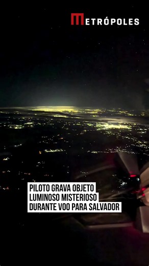 💫🛸 OBJETO VOADOR NÃO IDENTIFICADO Um vídeo impressionante gravado pelo piloto #RogérioMercaldi durante um procedimento de descida noturna para #Salvador, na Bahia, está dando o que falar nas redes sociais. A gravação, feita no formato time-lapse, capturou não apenas a beleza do céu noturno e a imensidão das luzes da capital baiana, mas também um detalhe intrigante: um objeto luminoso cruzando o céu em altíssima velocidade. Sem uma resposta exata sobre o que teria registrado da cabine do avião,