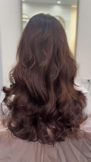 Bobo拿手招牌🎀 「#雲朵燙 ☁️」 一款誰燙誰仙的捲🩵一點都不顯老氣 充滿著空氣感的浪漫捲髮 / ✶搭配#歌德式 #5g頂級護髮 能立即補足燙髮流失的蛋白養分 讓卷度更有彈性，秀髮更有光澤感✨ ｜Designer｜ @ nt_bobo_ ​ 【NT SALON】 Line｜@802kojut 地址｜桃園市桃園區中正路947號 電話｜03-356-0366 時間｜週一～週六 10：00 - 18：00、週日 10：00 - 17：00 #桃園#藝文特區#桃園剪髮#桃園美髮#燙染髮型#女生髮型#縮毛矯正#桃園設計師推薦#女生燙髮#慵懶卷 #韓系捲髮 #短髮造型#桃園咖啡廳#桃園髮廊#2024髮型#素顏髮型#懶人髮型#雲朵燙 #免整理髮型#藝文特區髮廊推薦#小紅書推薦 | NT Salon 桃園藝文店