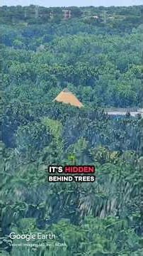 Full size pyramid house in Chicago? #usa #chicago #illinois #midwest #pyramid