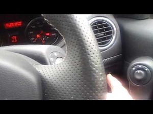 How do you deactivate the traction control of the Renault Clio?