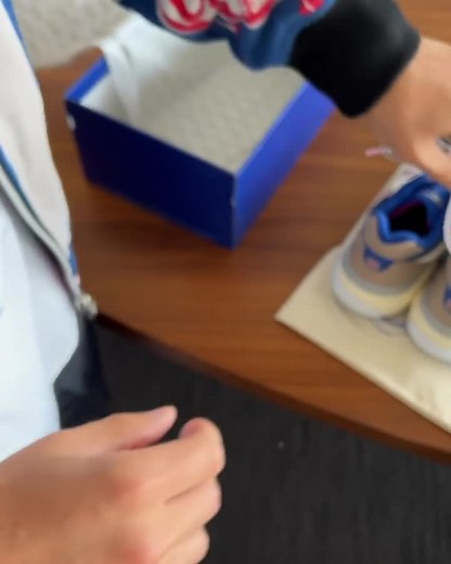 Ronnie Fieg with the full look at the upcoming Kith x New Balance 990v3 'Daytona' and all the extras 🤩 See what colourways he's put on the 990v1, 990v2 and 990v4 here: https://bit.ly/3H3nQVP 📹: Junya Matano | SNEAKER FREAKER MAGAZINE
