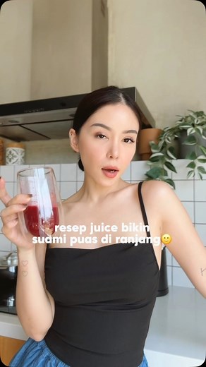 Maria Karina on Instagram: "Yuhuuuuuu share resep jus bukan sembarang jus buat istri2 , let’s go…😜 - ‼️CUMAN PAKE 4 BAHAN AJA‼️ -watermelon -lime -ginger -beet terus tinggal pake Slow Juicer nya @mecoo.id_official, seringkes itu sat set, hasilnya 98% murni, ampas kering dan yang paling PENTING itu gampang nyucinyaa! Next mau dispill resep jus apalagi nih ksygn? Coba komen dibawah ya😜👇🏻 #MakarApproved"