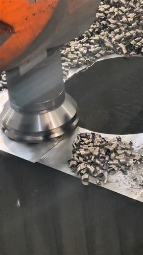 📹Machining cast iron with @secotools NEW OCTOMILL 06 🇬🇧“This is one of the cases where we chose to work (then)with lubrication due to the cast iron dust and to ensure proper chip evacuation. Despite everything, and with the added difficulty of interrupted cutting, with the right grade, the correct geometry, and proper parameters, the result was achieved.💪 🇮🇹Questo è uno dei casi in cui abbiamo scelto di lavorare (dopo) con la lubrificazione, sia per la polvere di ghisa sia per garantire un