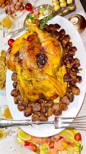RECETTE DU JOUR : CHAPON FERMIER CONTISÉ ET RÔTI AU FOUR Bonjour Family 🥰🙏🏼😍 Une recette simple et facile à faire, un chapon bien doré à la chair goûteuse et juteuse, une peau croustillante à servir sur son lit de châtaignes 🌰 et échalotes confites dans son jus de cuisson. INGRÉDIENTS : - 1 Chapon Fermier Label Rouge de plus de 3 kg 🐓 - 2 Têtes d’ail 🧄 - 300 g d’échalotes 🧅 - 2 Oignons 🧅 - 1/2 Citron 🍋 - 2 cm Gingembre frais🫚 - 1 Botte de Persil 🌿 - 1 Botte de Thym 🌱 - 10 Feuilles f