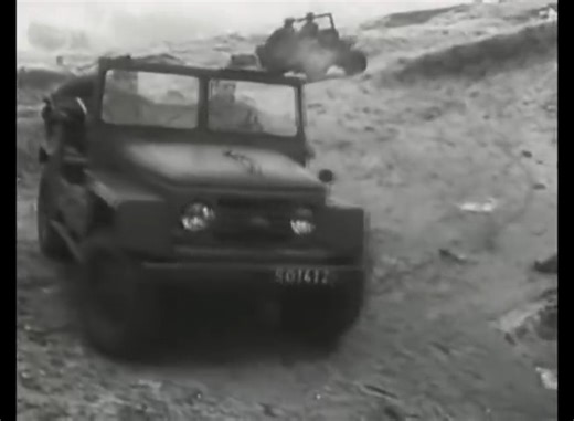 Jeep Willys VS Škoda 973, známá také jako Babeta je prototyp vojenského automobilu s pohonem všech kol, který v letech 1952–1956 vyráběla mladoboleslavská automobilka AZNP. #hbhistory #cestyasny #historyczech #history #photo #old #castle #historical #historyfacts #historytime #mystery #mysterious #dark #facts #science #scary #space #conspiracytheory #world #paranormal #nature #magical #travel #photography #videos #muzeum Sleduj: History Magazin - www.hbhistory.cz Sleduj: ENG Czech History - www.