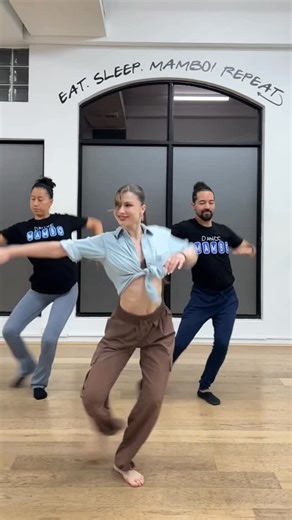 ASYA SONINA | salsa & bachata on Instagram: "Con mis amigos de @dance.mambo ❤️ los quiero mucho @paola_calderon.27 & @alexocampo28 Thank you for having me in Sydney and for giving me the chance to share what I love the most 🫶🏻 Dancing with you felt like home ❤️ Also… I had to change the song to @badbunnypr 🐰🔥 I’m so deeply touched by his performance and by all the AMAZING dancers & choreographers who were part of it. So happy to see you all. So proud. 🫶🏻✨ As a Slavic girl, it’s always a li