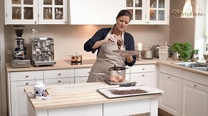 Fyldt chokolade med kirsebærfyld 🍒 Lær at lave de lækreste små fyldte chokolader med kirsebær og marcipan - til dig selv? ..eller nogen du holder af ❤️😘 Find opskriften og den fulde videoguide her: www.metteblomsterberg.dk/opskrifter/chokolader-med-kirsebaer Knus :0)🌸 | Mette Blomsterberg