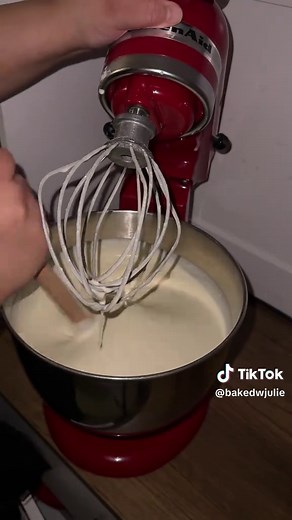 How to Make Stabilized Whipped Cream Cheese Frosting